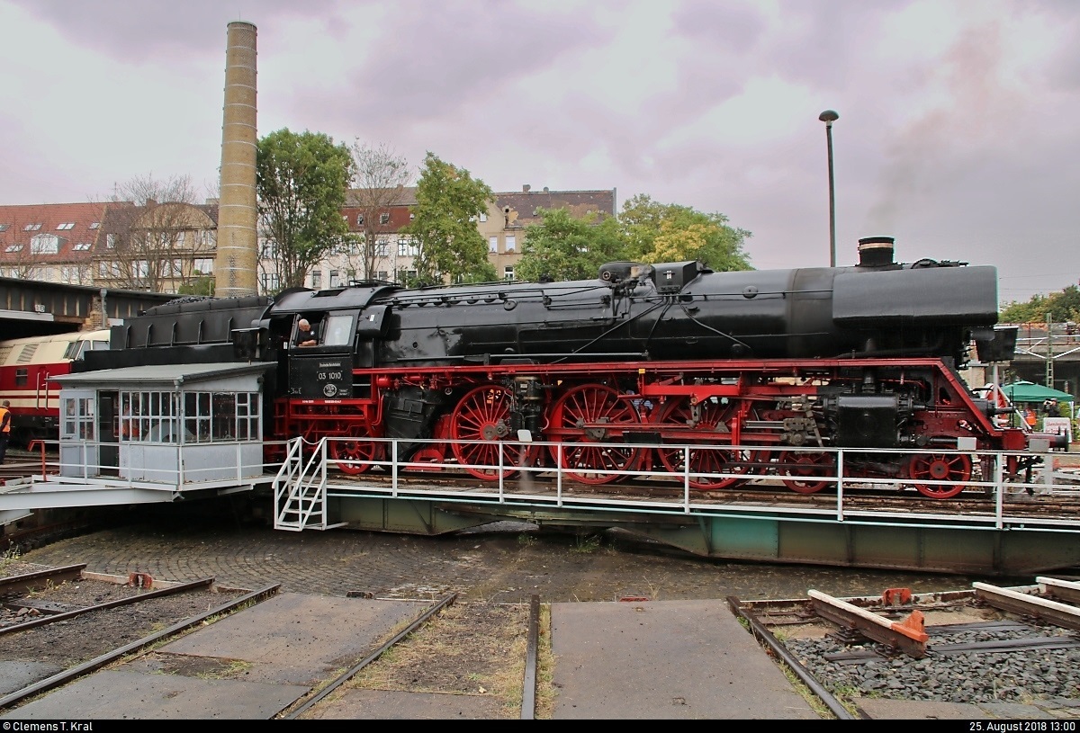 03 1010-2 der Traditionsgemeinschaft Bw Halle P e.V. steht anlässlich des Sommerfests unter dem Motto  Diesellokomotiven der ehemaligen DR  auf der Drehscheibe des DB Musems Halle (Saale).
[25.8.2018 | 13:00 Uhr]
