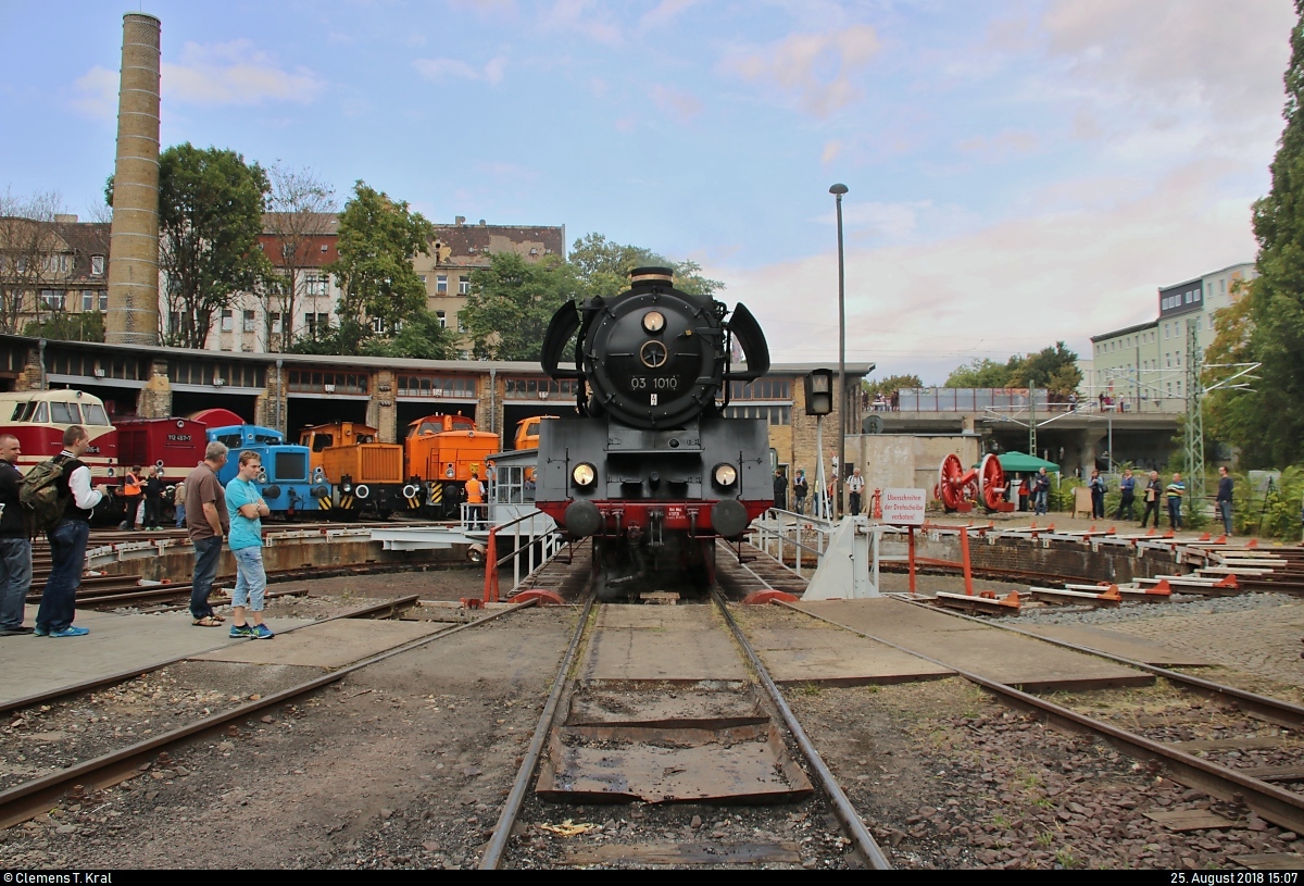 03 1010-2 der Traditionsgemeinschaft Bw Halle P e.V. steht anlässlich des Sommerfests unter dem Motto  Diesellokomotiven der ehemaligen DR  auf der Drehscheibe des DB Musems Halle (Saale).
[25.8.2018 | 15:07 Uhr]