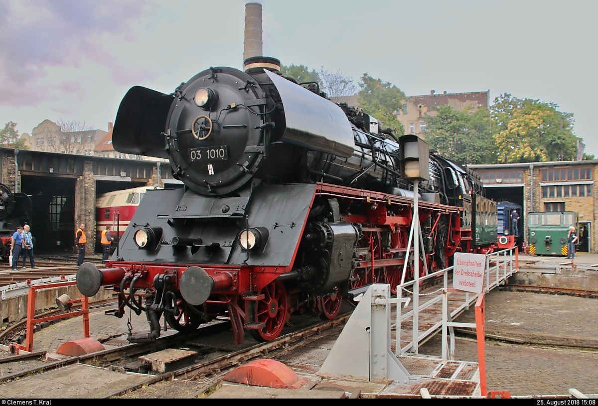 03 1010-2 der Traditionsgemeinschaft Bw Halle P e.V. steht anlässlich des Sommerfests unter dem Motto  Diesellokomotiven der ehemaligen DR  auf der Drehscheibe des DB Musems Halle (Saale).
[25.8.2018 | 15:08 Uhr]