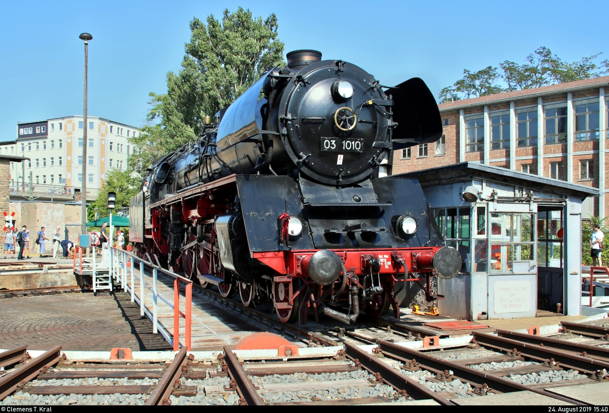 03 1010-2 der Traditionsgemeinschaft Bw Halle P e.V. wird anlässlich des Sommerfests unter dem Motto „Von der Reichsbahn zur DB AG“ auf der Drehscheibe des DB Musems Halle (Saale) präsentiert.
[24.8.2019 | 15:40 Uhr]