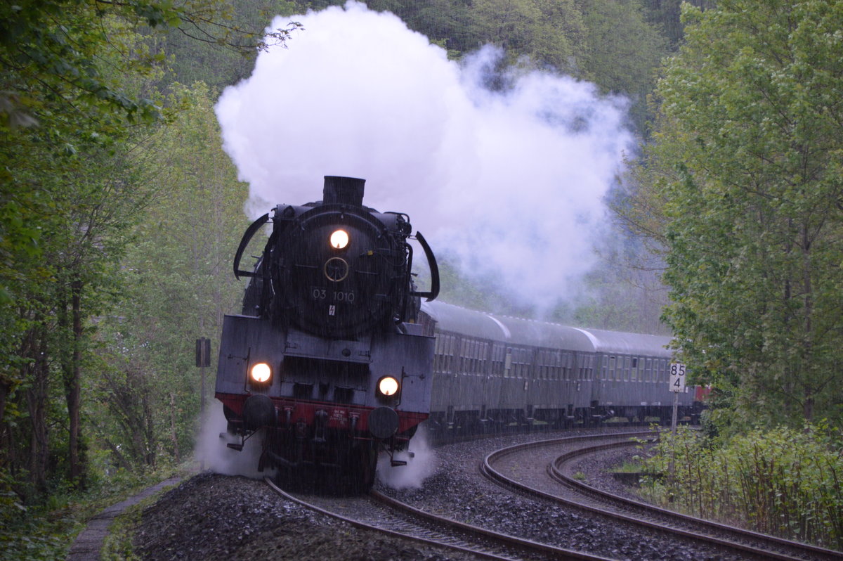 03 1010 Abends bei schlechtem wetter auf dem heimweg von Königswinter nach Treysa

Aufnahme Datum: 27.04.2019 

Aufnahme Ort: Bad Ems Wiesbach 