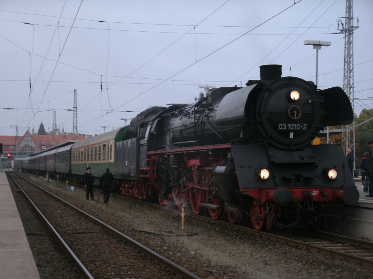 03 1010 als Zuglok vor dem Sonderzug D 25791 nach Cottbus,am 12.Oktober 2013,in Stralsund.