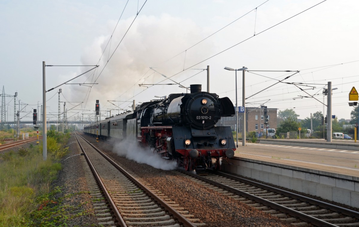 03 1010 befand sich am 06.09.14 auf einer Sonderfahrt von Berlin Schöneweide zum Dampflokfest in Meiningen. Am Morgen fuhr sie mit ihrem Sonderzug durch Bitterfeld Richtung Halle(S).