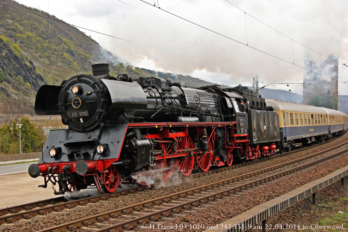 03 1010 mit Rheingold in Oberwesel, M�rz 2014.