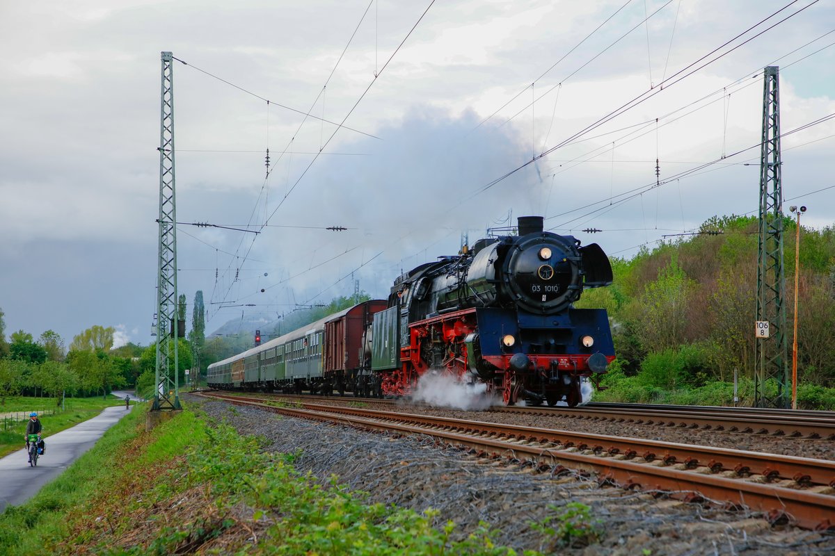 03 1010 mit Sonderzug in Unkel, am 27.04.2019.

