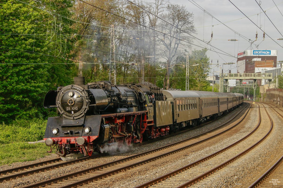 03 1010 mit Sonderzug in Wuppertal, am 24.04.2018.