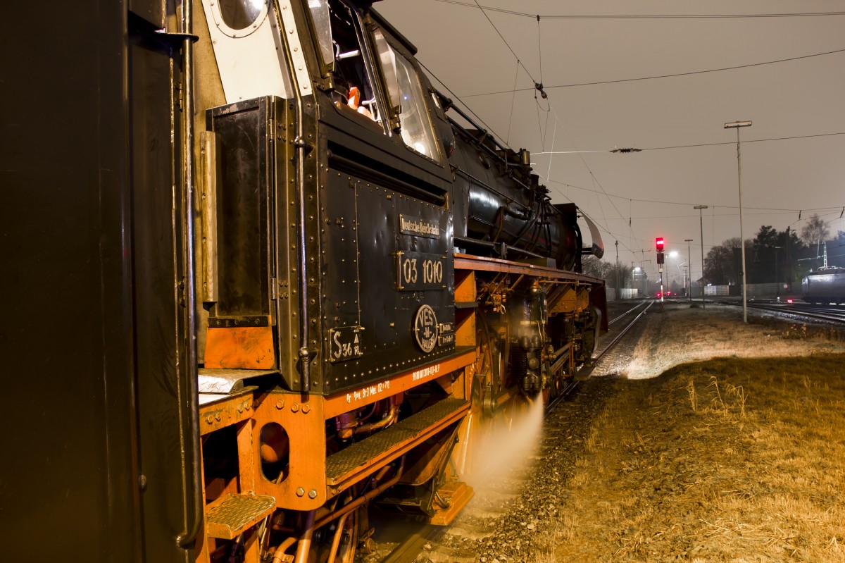 03 1010 wartet auf die Abfahrt in Richtung Bremen. 14.12.13.
