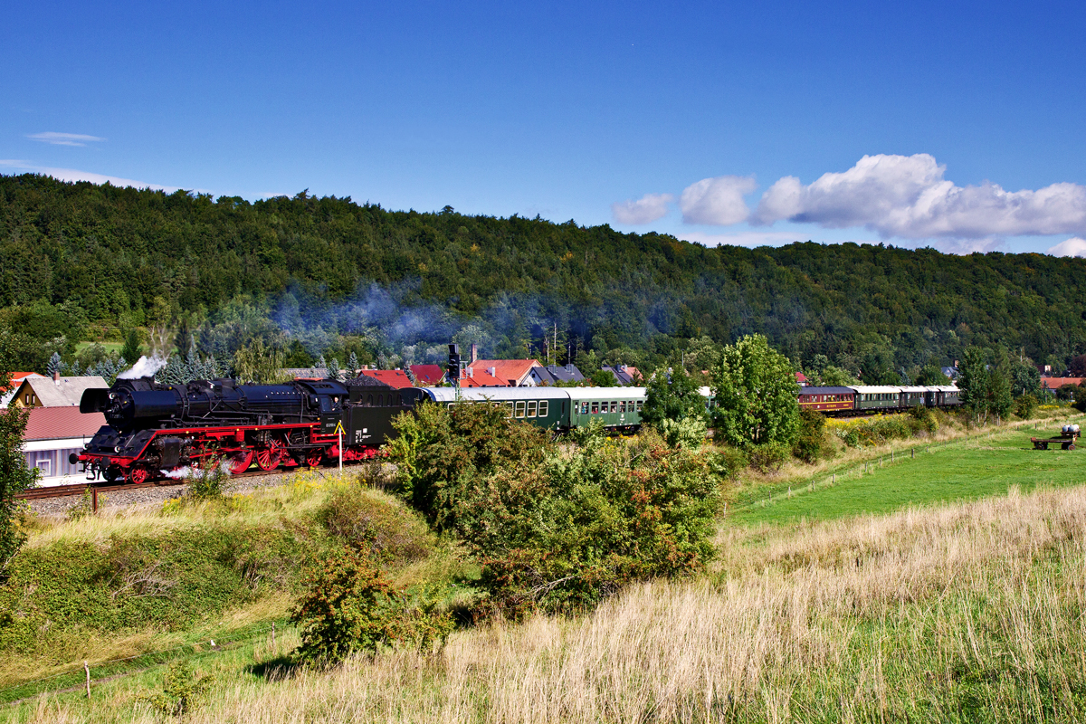 03 2153 fährt zusammen mit der Diesellok 119 158-4 an die XXI. Meiniger Dampfloktage.Bild in Gräfenroda den 5.9.2015