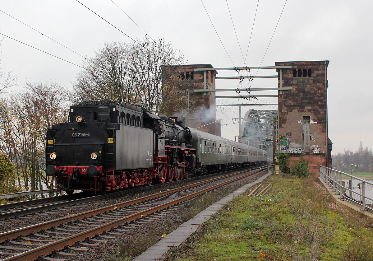 03 2155-4 an der  Kölner Südbrücke am 30.11.2013