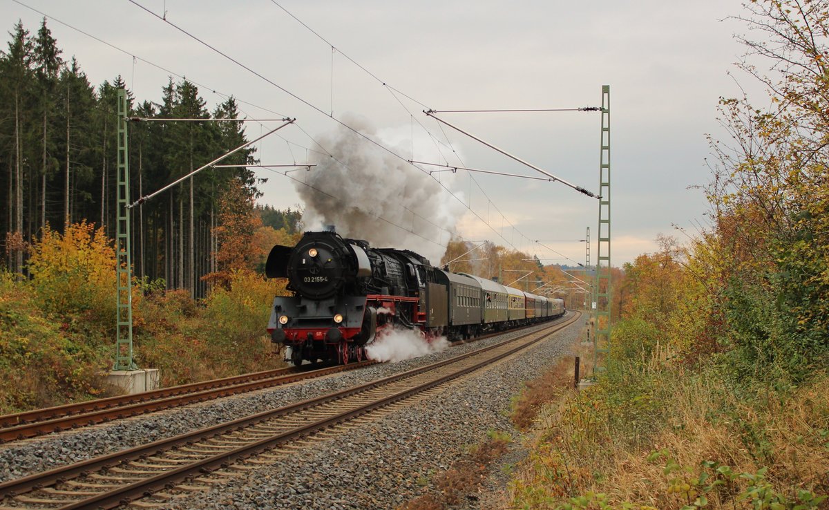 03 2155-4 fuhr am 05.11.16 mit einem Sonderzug von Leipzig nach Neuenmarkt-Wirsberg. Hier ist der Zug vor Jößnitz/V. zu sehen. Schublok war 202 327-3.
