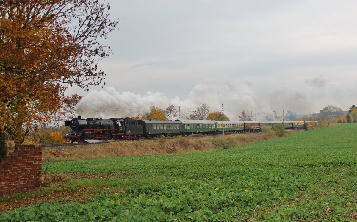 03 2155-4 fuhr am 05.11.16 mit einem Sonderzug von Leipzig nach Neuenmarkt-Wirsberg. Hier ist der Zug an der Schöpsdrehe bei Plauen/V. zu sehen. Schublok war 202 327-3.