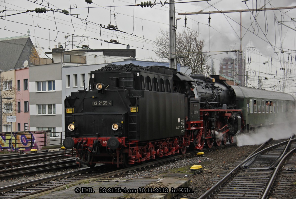 03 2155-4 mit Sonderzug bei der Einfahrt in K�ln Hbf, November 2013.