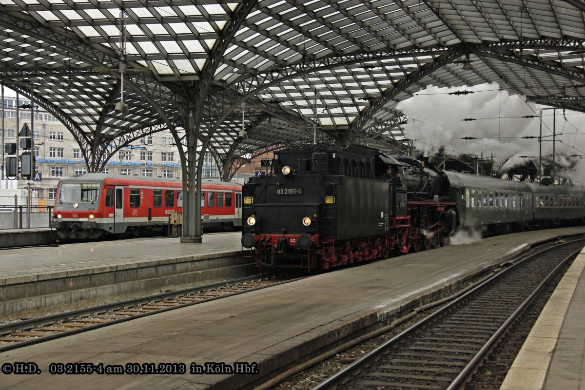 03 2155-4 mit Sonderzug in K�ln Hbf, November 2013.