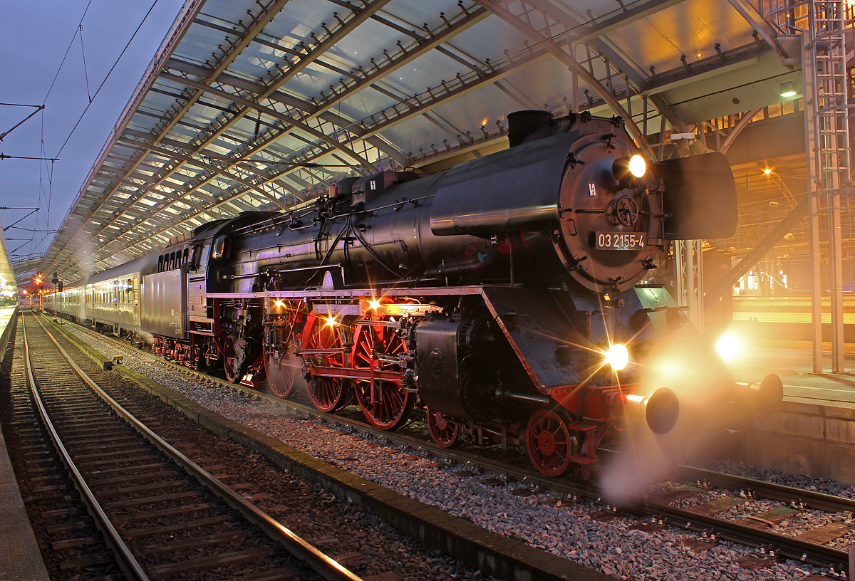 03 2155-4 steht an Gl.9 bereit für ihre Fahrt zurück nach Gerolstein am 30.11.2013 in Köln Hbf