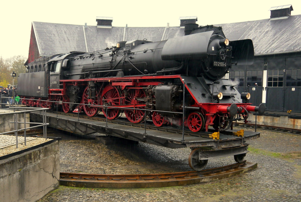 03 2155 am 5.November 2016 auf der Segementdrehscheibe des ehemaligen Bw Neuenmarkt-Wirsberg. Diese Maschine war mit einem Sonderzug aus Leipzig gekommen.