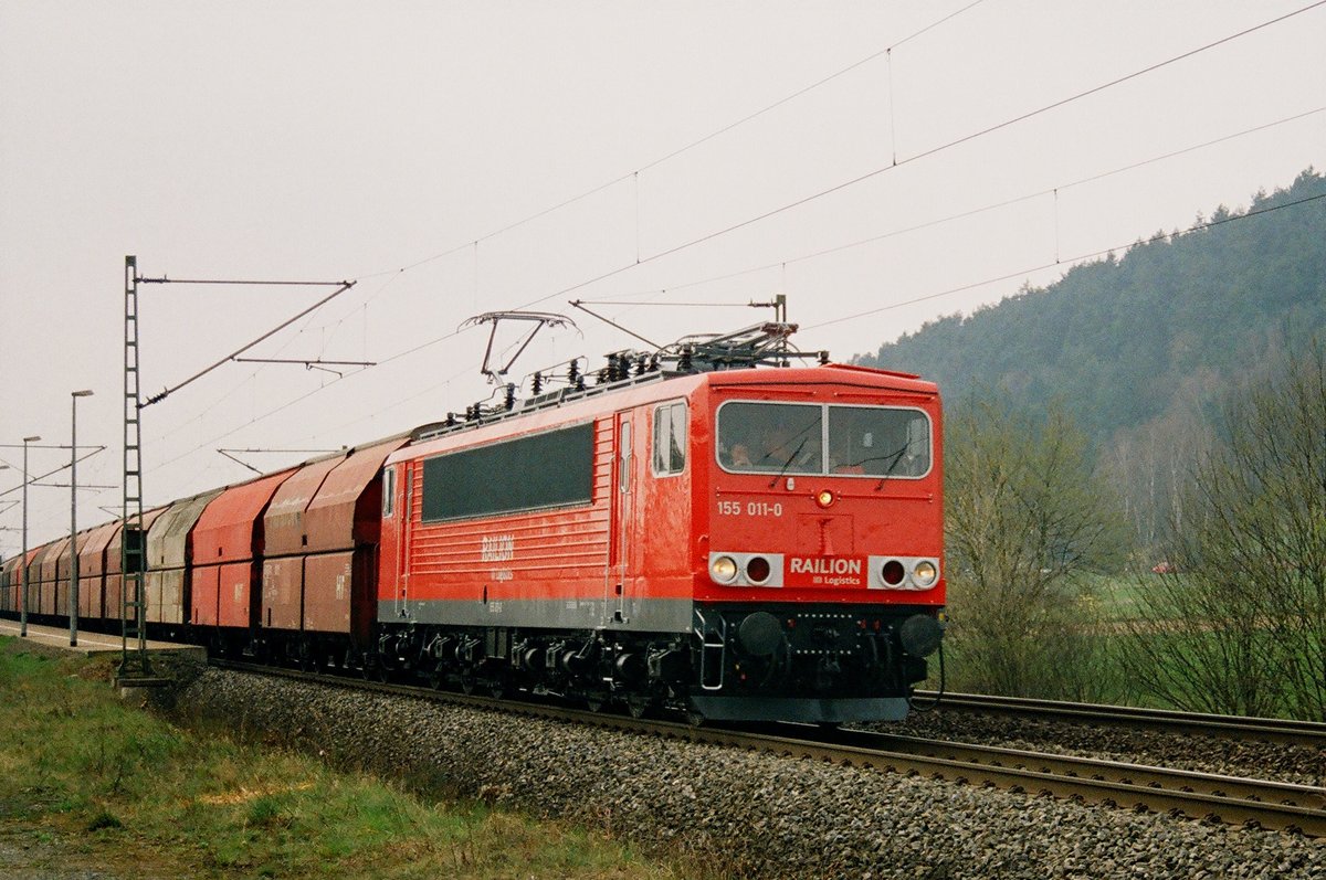 03. April 2007, Haltepunkt Neuses bei Kronach, Lok 155 011 befördert einen Kohlezug in Richtung Saalfeld. Scan vom Negativfilm.