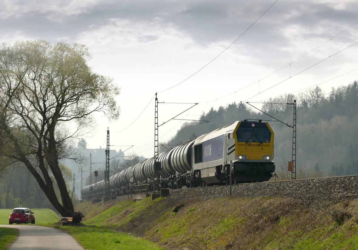 03. April 2017, Ein Kesselwagenzug fährt hinter Kronach in Richtung Saalfeld. Die Lok ist die VOITH Maxima 40 CC 264 001 der Firma  Michael Stock Transport .