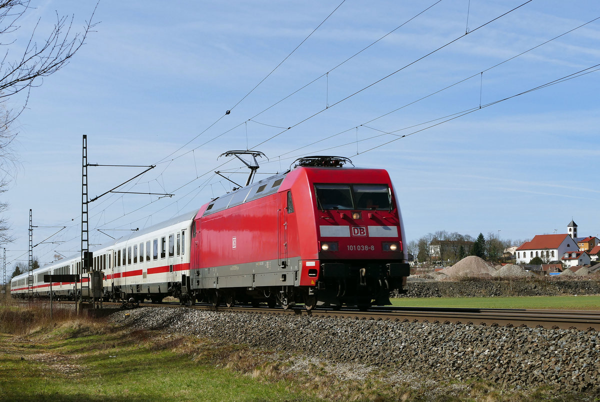 03. April 2018, Lok 101 038 befördert IC 2063 von Karlsruhe nach Leipzig bei Neuses in Richtung Kronach. 