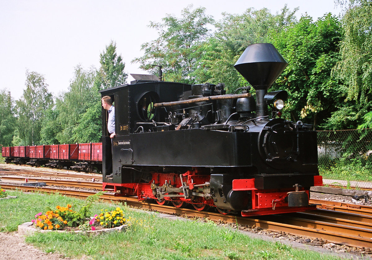 03. August 2003, Muskauer Waldeisenbahn, Lok 99 3317 wurde 1918 bei Borsig hergestellt und als Nr.1914 an die Heeresfeldbahn geliefert. Nach Einsätzen in Polen und Litauen kam sie während des 2. Weltkrieges zurück nach Deutschland und verdiente ihr Brot ab 1948 in einem Braunkohle-Tagebau bei Weißwasser. Auch sie bekam danach ein ruhiges Denkmalsplätzchen, bis 1990 der Verein der Muskauer Waldeisenbahn Gefallen an ihr fand und die Reaktivierung forcierte. So kam sie von 1995 bis 2017 vor den Museumszügen zum Einsatz. Die dann erforderliche HU wurde im tschechischen Žamberk vorgenommen und im Mai 2019 abgeschlossen.