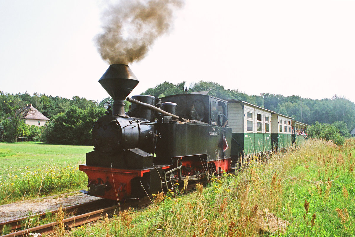 03. August 2003	bei Weißwasser, ein Zug der Muskauer Waldeisenbahn mit Lok 99 3312 befindet sich auf der Rückfahrt von Bad Muskau.
