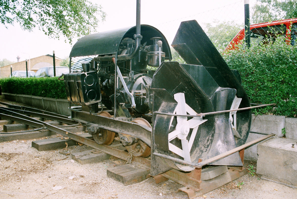 03. August 2003	im (frei zugänglichen) Betriebsgelände der Muskauer Waldeisenbahn. Je weiter man sich vom Imbissstand entfernt, desto interessanter werden die Fahrzeuge. Vor dem Winter braucht der kleinen Bahn mit dieser Schneeschleuder nicht bange sein.