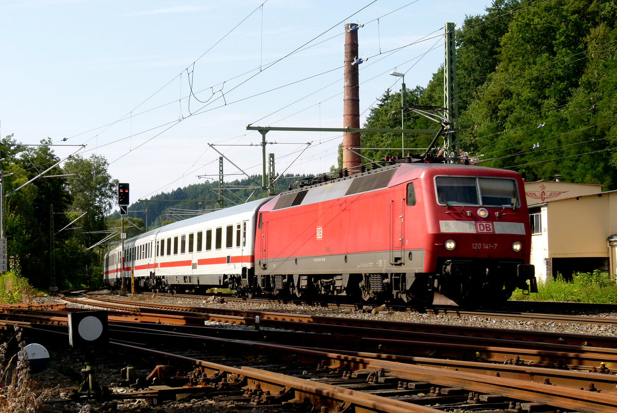 03. August 2011, IC 2208 München - Berlin hat den Bahnhof Kronach erreicht, wird ihn ohne Halt passieren und strebt dann der Steigung über den Frankenwald zu. Zuglok ist 120 141, 101 095 schiebt nach.