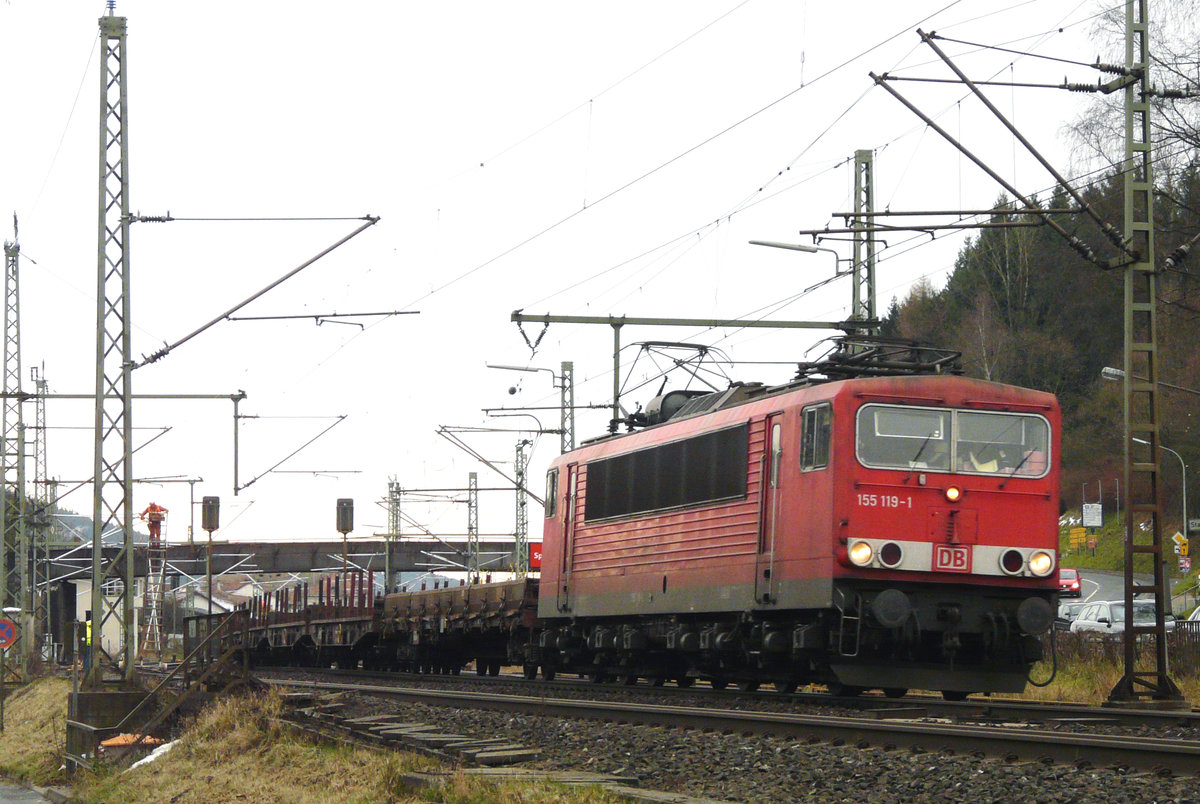 03. Dezember 2008, Bahnhof Kronach. Ein Güterzug fährt in Richtung Saalfeld. Die 155 119 trägt diese Nummer in Zweitbesetzung. Ursprünglich war sie die 250 136, wurde am 30.04.1999 ausgemustert und am 22.02.2002 als 155 119 wieder in Betrieb genommen. (Quelle: br143.lokdatenbank.de)