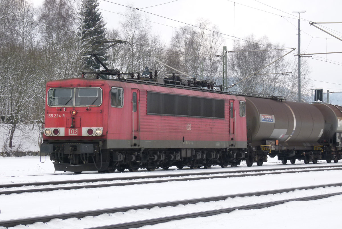 03. Februar 2015, Bahnhof Pressig-Rothenkirchen: Lok 152 015 und 155 224  haben einen Kesselwagenzug über die Frankenwaldrampe befördert.Die  Vorspannlok ist nach Probstzella zurückgefahren und die ehemalige DR-250er setzt nun die Fahrt allein fort.
