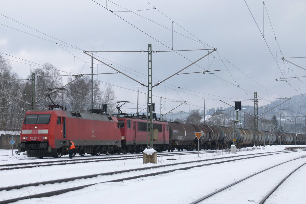 03. Februar 2015, Lok 152 015 und 155 224  haben einen Güterzug über die Frankenwaldrampe befördert. Hier, im Bahnhof Pressig-Rothenkirchen, verabschiedet sich die Vorspannlok.