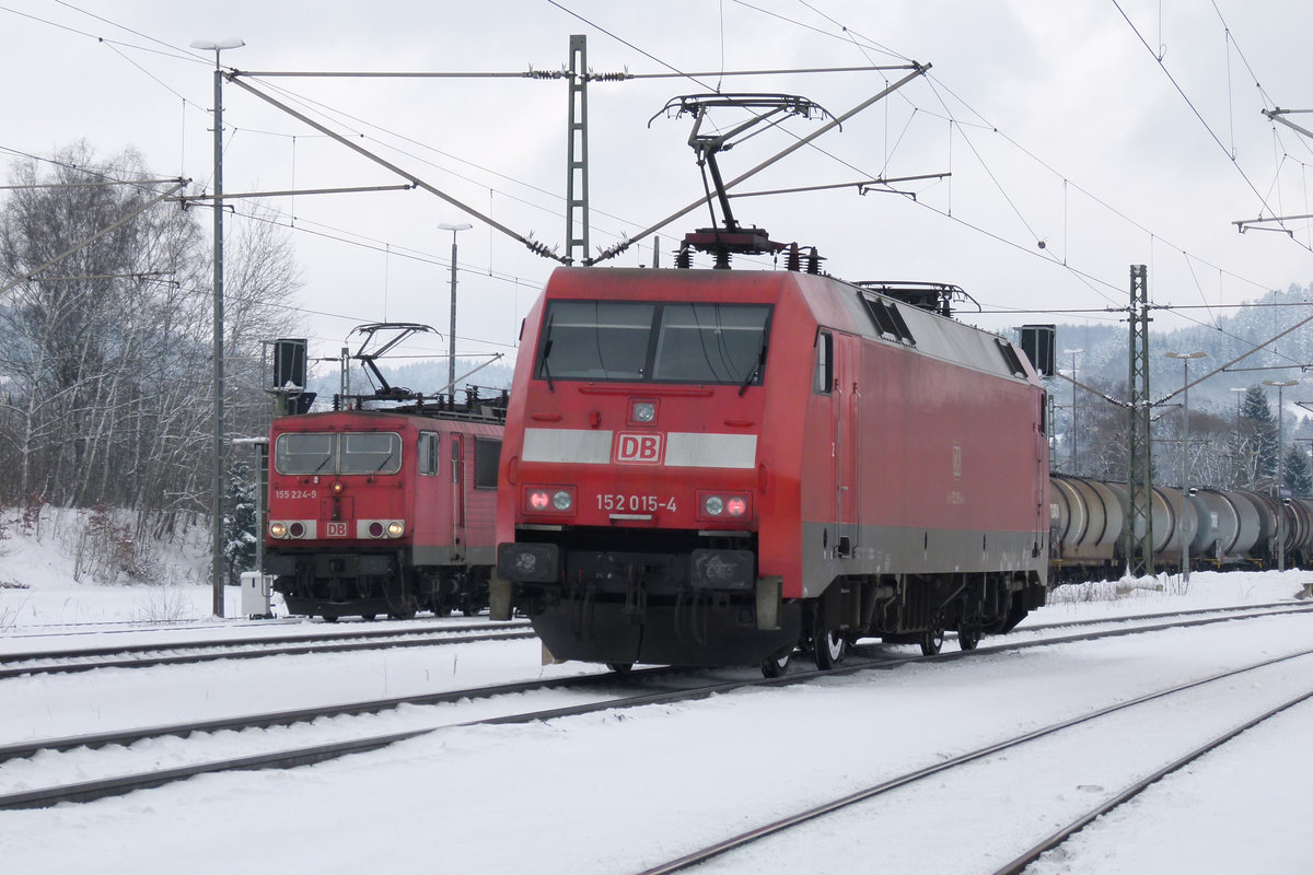 03. Februar 2015, Lok 152 015 und 155 224  haben einen Güterzug über die Frankenwaldrampe befördert. Hier, im Bahnhof Pressig-Rothenkirchen, verabschiedet sich die Vorspannlok.