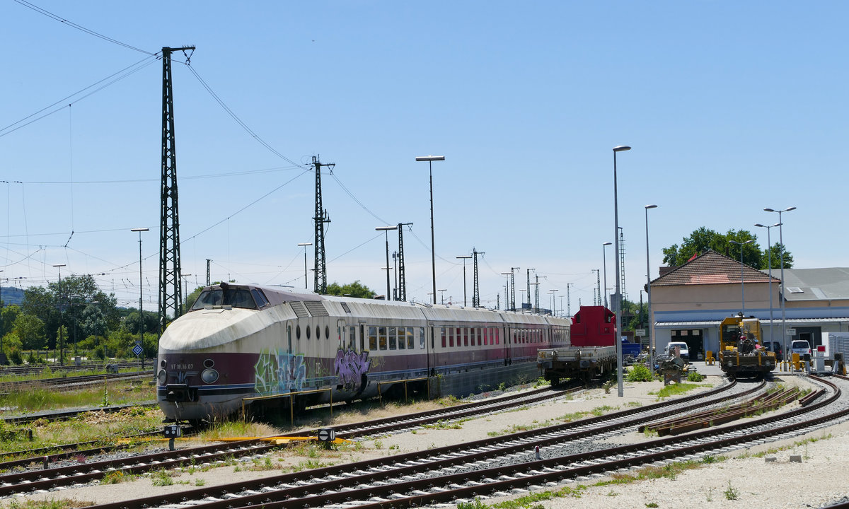 03. Juli 2018, Im Bereich des Lichtenfelser Depots des Verkehrsmuseums Nürnberg steht seit der Überführung am 17.04.2018 dieser SVT der ehemaligen DR. Hier handelt es sich um den bisher in Ketzin abgestellten VT18.16 mit den Triebköpfen 07 und 10. Nach der optischen Aufarbeitung wurden Triebkopf 10 und ein Wagen in Nürnberg in eine Ausstellung integriert. Die Aufnahme gelang mir dank des schwenkbaren Suchermonitors vom öffentlichen Weg über den Zaun.