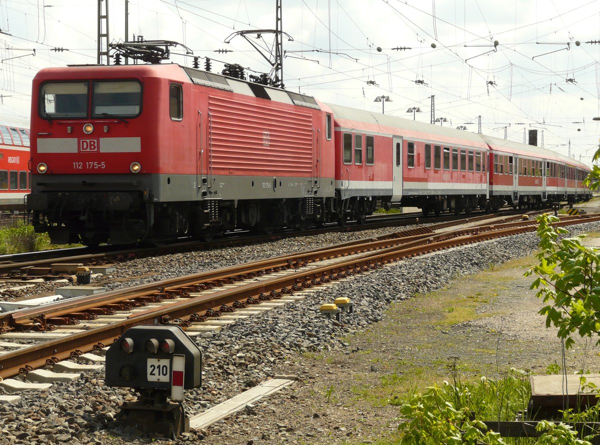 03. Mai 2008, Lok 112 175 verlässt mit RB 34714 den Bahnhof Bamberg und fährt über Würzburg nach Gemünden am Main