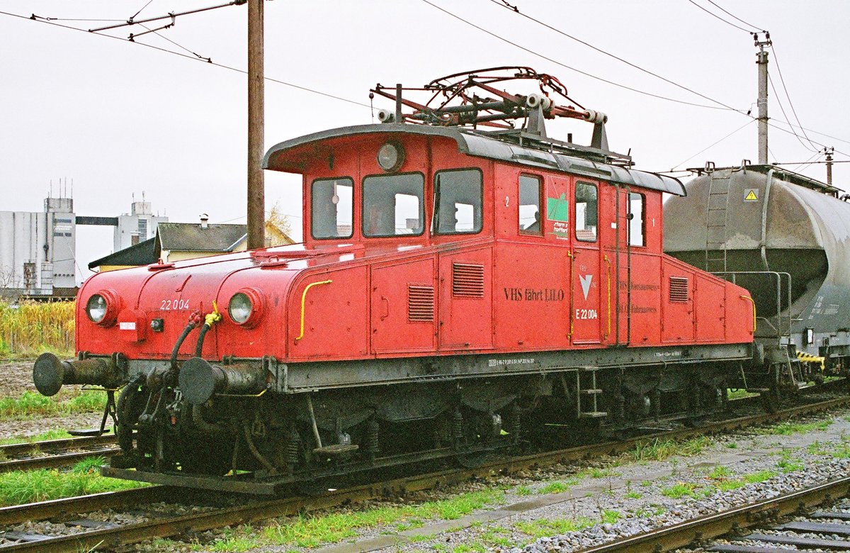 03. November 2002, auf dem Betriebshof der Fa. Stern & Hafferl in Eferding bei Linz. Lok E22 004 genießt die Sonntagsruhe. Scan vom Negativ.