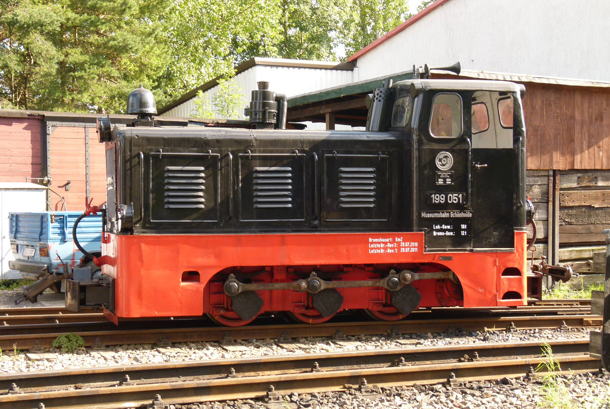 03. September 2011, im Bahnhof Schönheide Mitte. Hier fand das  Bürstenfest  statt. Diesellok V10 C, LKM 1960. Ursprünglich als SD4 bei Maxhütte Unterwellenborn. 1968 bis 1992 Papierfabrik Wilischtal. Seit 11.04.1992 im Dienst der Museumsbahn Schönheide. Seit 2001 Nummer 199 051.