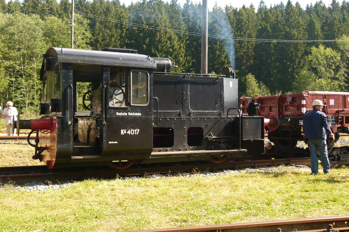 03. September 2011, V.WCd-Schmalspurbahnfestival im Bahnhof Schönheide Süd. Das Wetter spielte mit und die Rangierer gaben sich redlich Mühe, dem Publikum das Verladen von Regelspur-Fahrzeugen auf Schmalspur-Rollwagen zu demonstrieren. Im Dienst ist Kö 4017, die 1961 im RAW Dessau gebaut worden ist. 