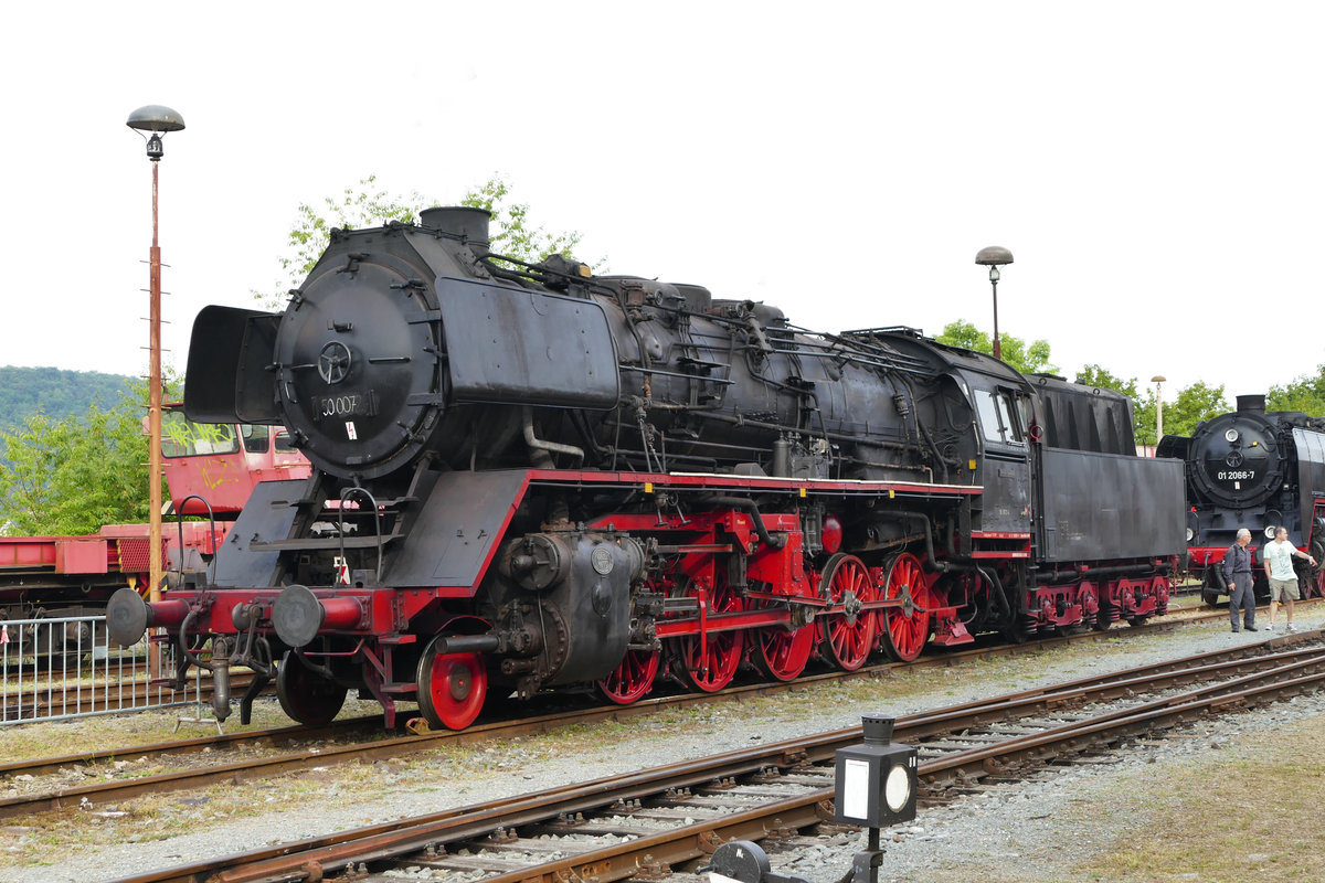 03. September 2016, XII.Meininger Dampfloktage. Lok 50 0072 wurde 1940 von Krauss-Maffei gebaut und bei der DR als 50 481 eingereiht. Als mobile, ölgefeuerte Heizanlage bei der DR im Einsatz, gehört die 50 0072 seit 1991 zum Bestand des Bayerischen Eisenbahnmuseums und wurde in Eigenleistung wieder betriebsfähig aufgearbeitet. Sie war die erste Lok der BR 50, die 1957 einen Reko-Kessel erhielt und in 50 3502 umgezeichnet wurde. 1971 wurde sie auf Ölfeuerung umgebaut und als 50 0072 bezeichnet (verschiedene Quellen).