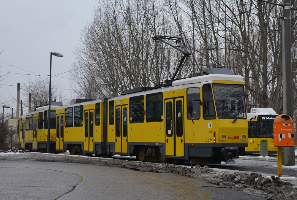 03.02.2017, Berlin, Schöneweide. Tatra KT4DM-Doppeltraktion (Wagen 6074 und 6004) auf der Linie 67 wartet auf Abfahrt.