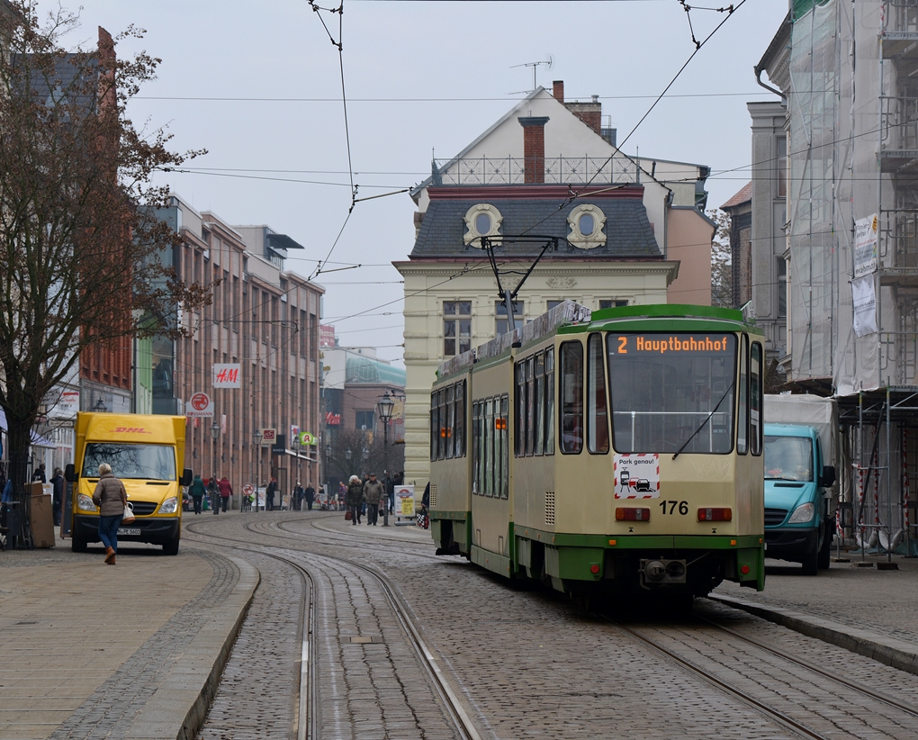 03.02.2017, Brandenburg an der Havel, Hauptstraße. Tatra KTNF6 #176 verlässt die Haltestelle.