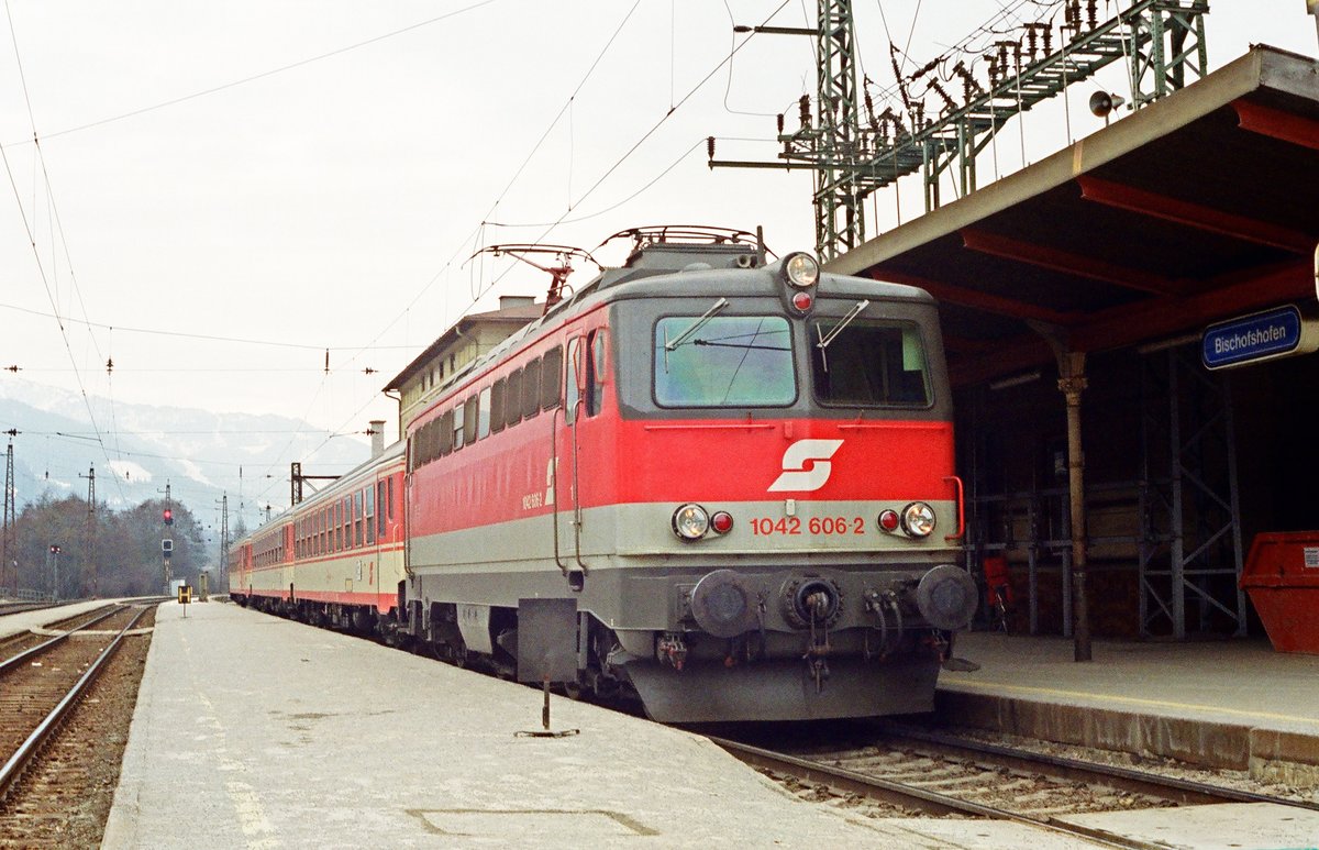 03.03.1991	Bahnhof Bischofshofen, Lok ÖBB 1042 606 vor drei „Schlierenwagen“
