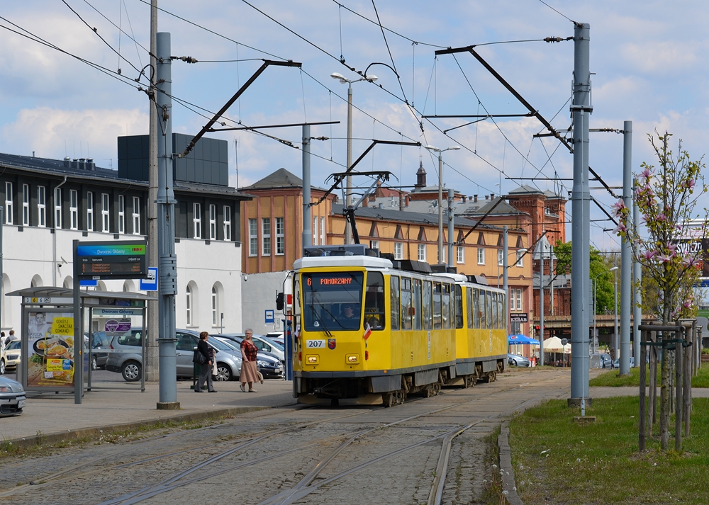 03.05.2016, Szczecin (Stettin), Kolumba. Tatra T6A2M (Wagen 207 + 208, ex Berliner 5103 + 5101) steht an der Haltestelle Dworzec Główny (Hauptbahnhof).