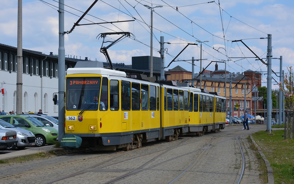 03.05.2016, Szczecin (Stettin), Kolumba. Tatra KT4Dt (Wagen 162 + 163, ex Berliner 7051 + 7098) verlässt die Haltestelle Dworzec Główny (Hauptbahnhof).