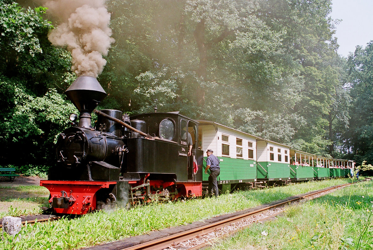 03.08.2003, Weißwasser, Muskauer Waldeisenbahn, Zug mit Lok 99 3312 in Bad Muskau