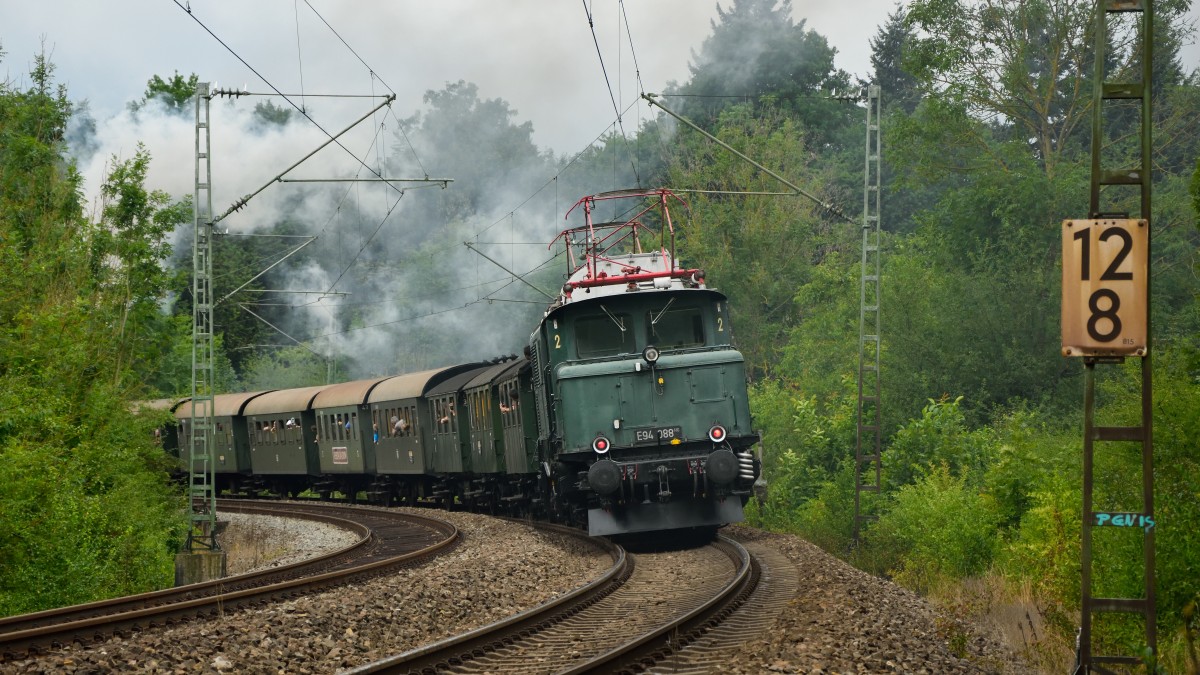 03.08.2014 - E94 088 zwischen Leonberg und Korntal schiebt den Sonderzug  Württembergische Schwarzwaldbahn  mit der T3 930 - hier kurz nach Höfingen