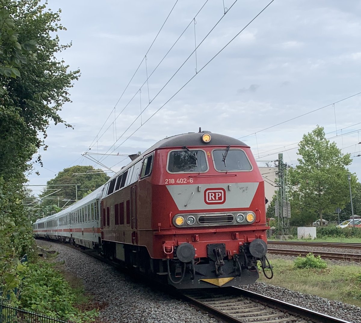 03.09.2020: 218 402-6 „Pidder Lüng“ der RPRS durchfährt Ahrensburg mit IC 2415 von Burg/Fehmarn nach Hamburg Hbf.