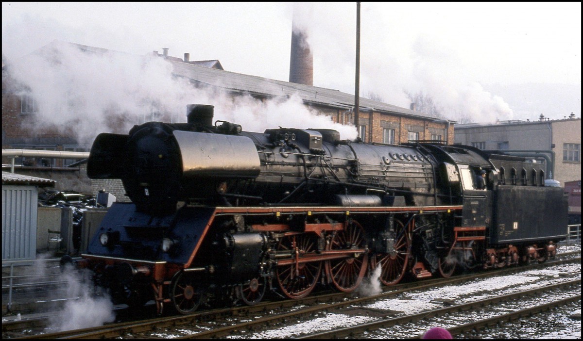 031010 kommt am 25.01.1992 aus dem RAW Meiningen und rollt für eine Sonderzugleistung in den Bahnhof Meiningen.