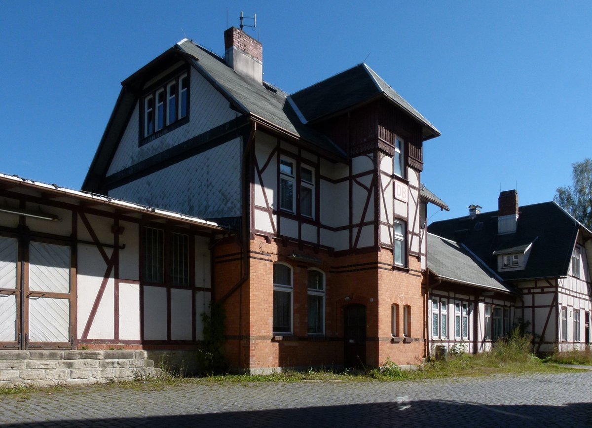 03.10.2013, Herbstfest im Bahnhof Rennsteig bei Schmiedefeld. Wir sind mit dem Sonderzug nach Stützerbach gefahren. Die Straßenseite des Bahnhofs.