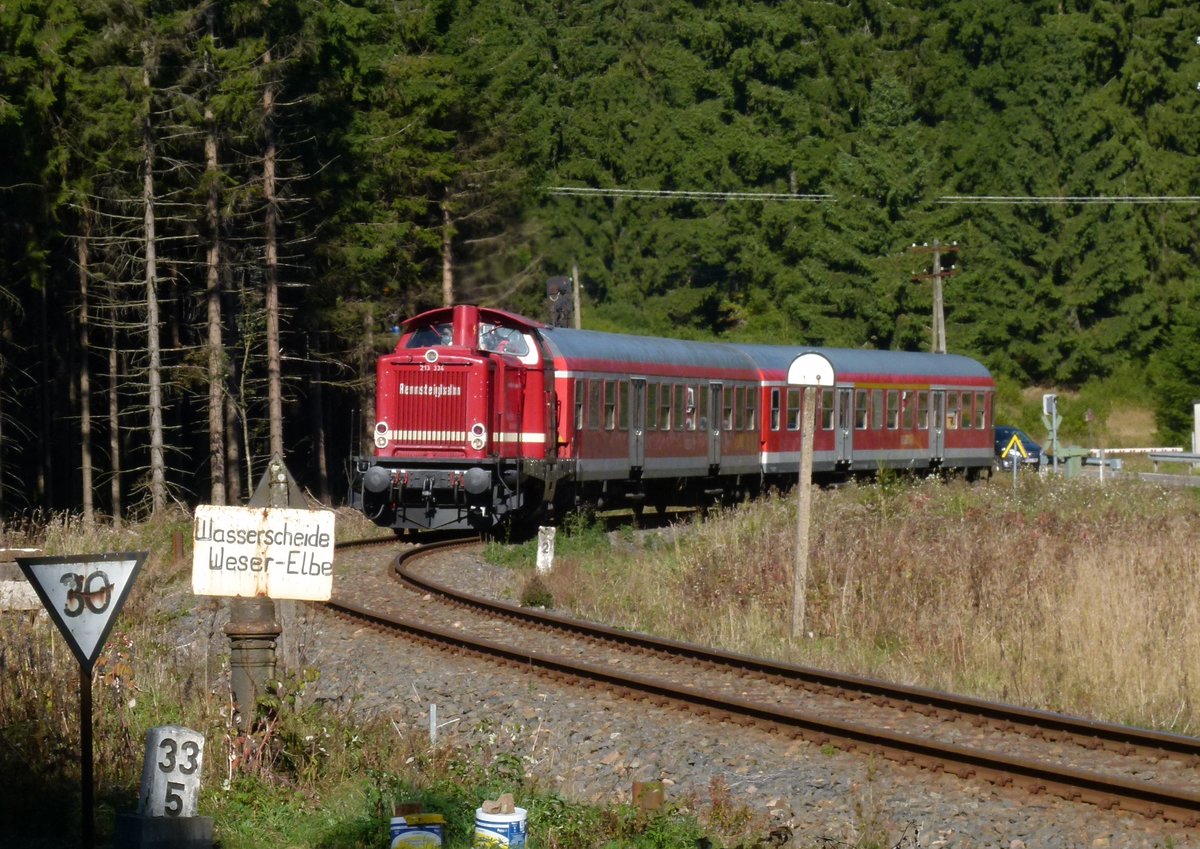 03.10.2013, Herbstfest im Bahnhof Rennsteig bei Schmiedefeld in Thüringen. Der Zug von Stützerbach, bespannt mit der V100 der Rennsteigbahn GmbH (DB 213 334, Lok  Marion ), fährt ein.