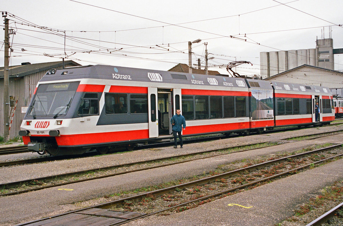 03.11.2002, Österreich, Eferding bei Linz, Triebzug 22 151 der Linzer Lokalbahn. Seit 2001 wird die Strecke von diesen Niederflurfahrzeugen vom Typ Stadler-GTW befahren, die die 1970 von der Kölner Verkehrs-Betrieben und 1987 von den Köln-Bonner Eisenbahnen übernommenen Fahrzeuge ersetzen. 