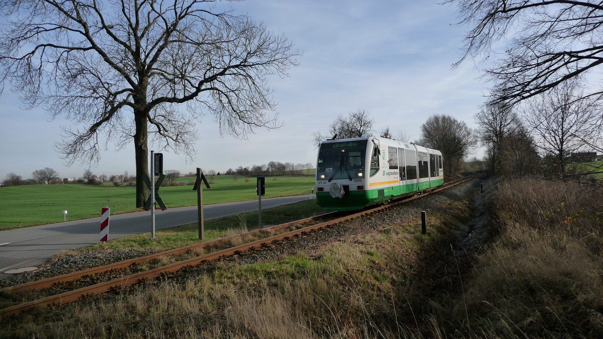 03.12.2013 VT 32 der VBG am Bahnübergang Neuplanitz.