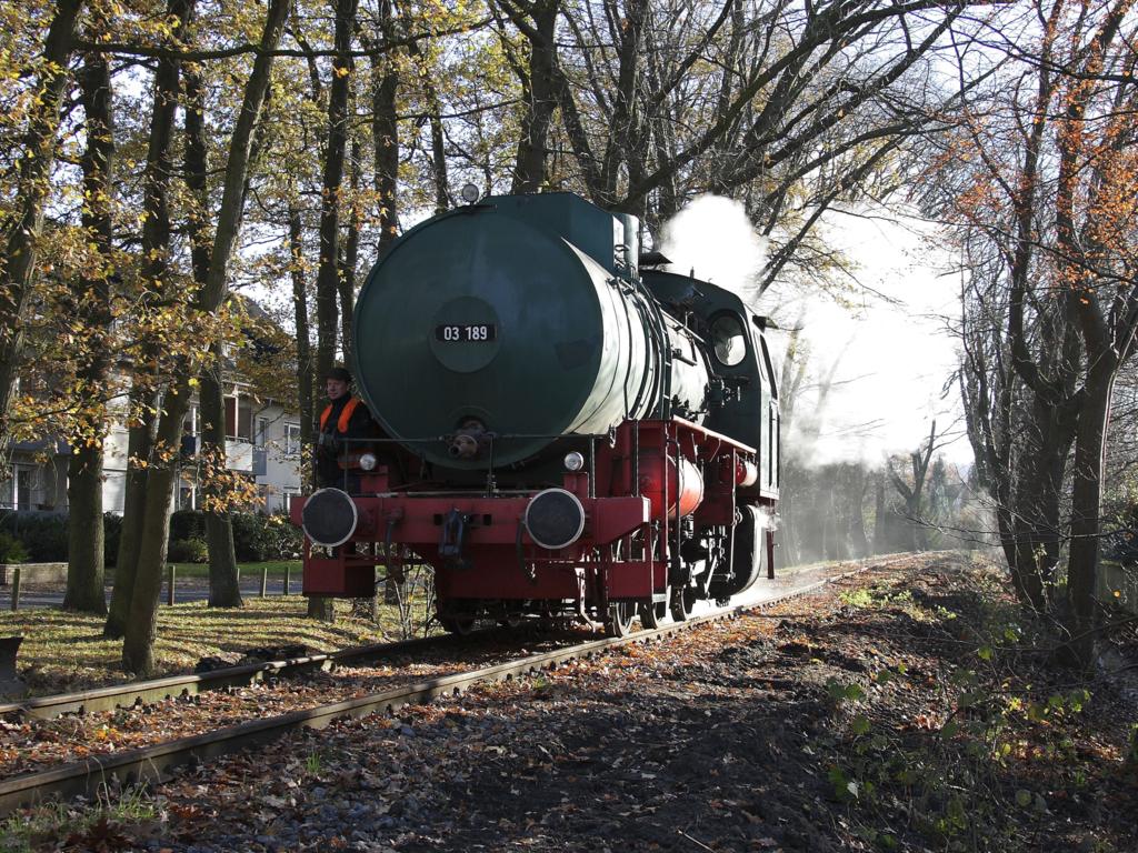 03189 ist die aufgeschriebene Nummer der Dampfspeicherlok der Fa. Schoeller.
Bei dieser Firma in Osnabrück - Lüstringen ist regelmäßig werktags noch Dampfbetrieb zu beobachten. Wagen werden von einem Überstellgleis am ehemaligen Bahnhof Lüstringen zum Werk in Lüstringen geholt bzw. umgekehrt gebracht. Bei der Lok handelt es sich um ein Produkt aus Meiningen! 
Am 26.11.2013 kam die Lok gerade von einer Übergabe zurück und war auf dem Weg zurück ins Werk. Der mitfahrende Rangierer schaltet unter anderem übrigens die Lichtsignalanlage beim BÜ in Lüstringen.